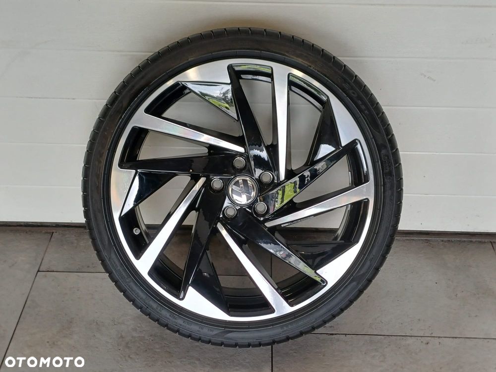 NR 12 Koło lato Volkswagen Atreon 2022 R-Line 245/35/20 Pirelli 3G8601025T - 2
