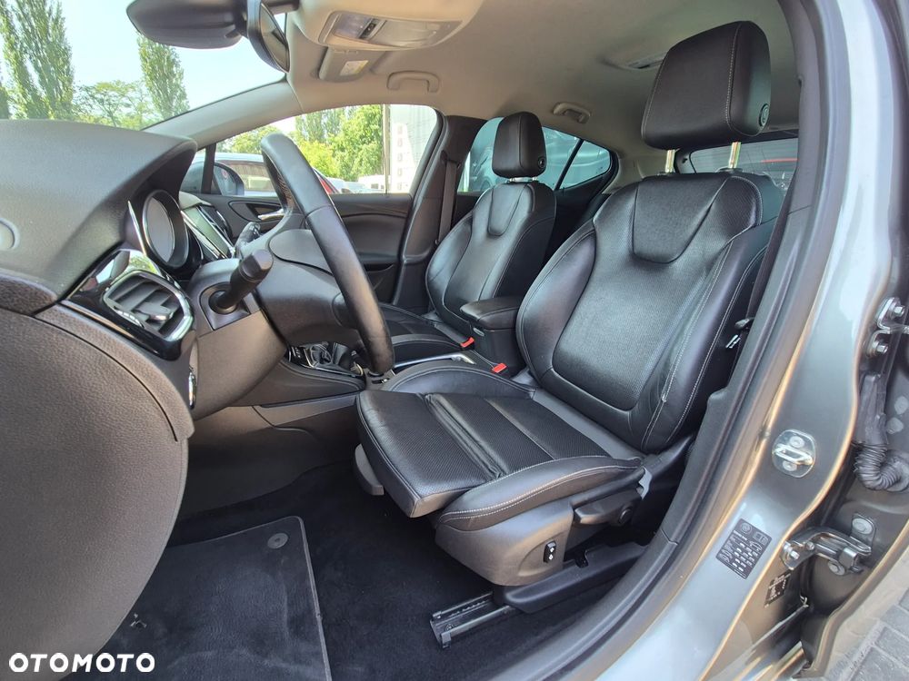 Opel Astra 1.4 T Dynamic S&S - 25