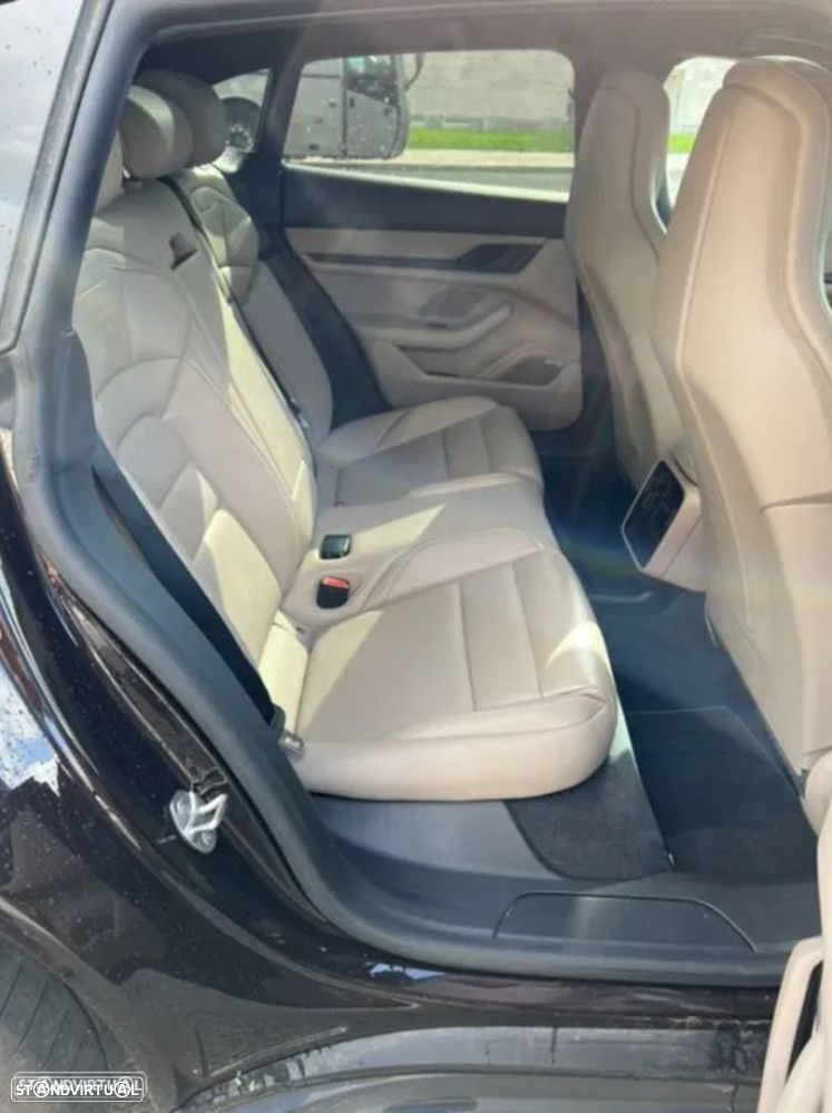 Porsche Taycan Cross Turismo 4 - 23