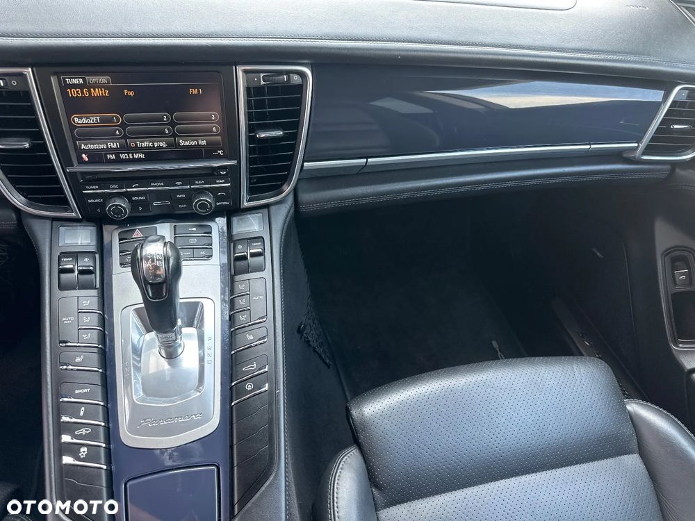 Porsche Panamera 4S - 25