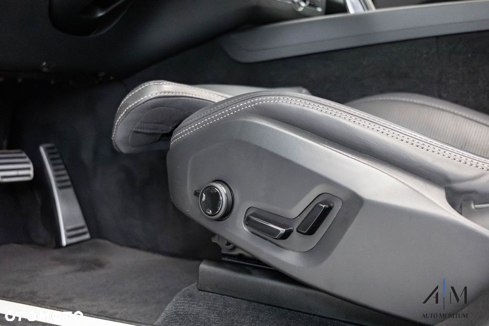 Volvo XC 60 B4 D AWD Plus Dark - 20