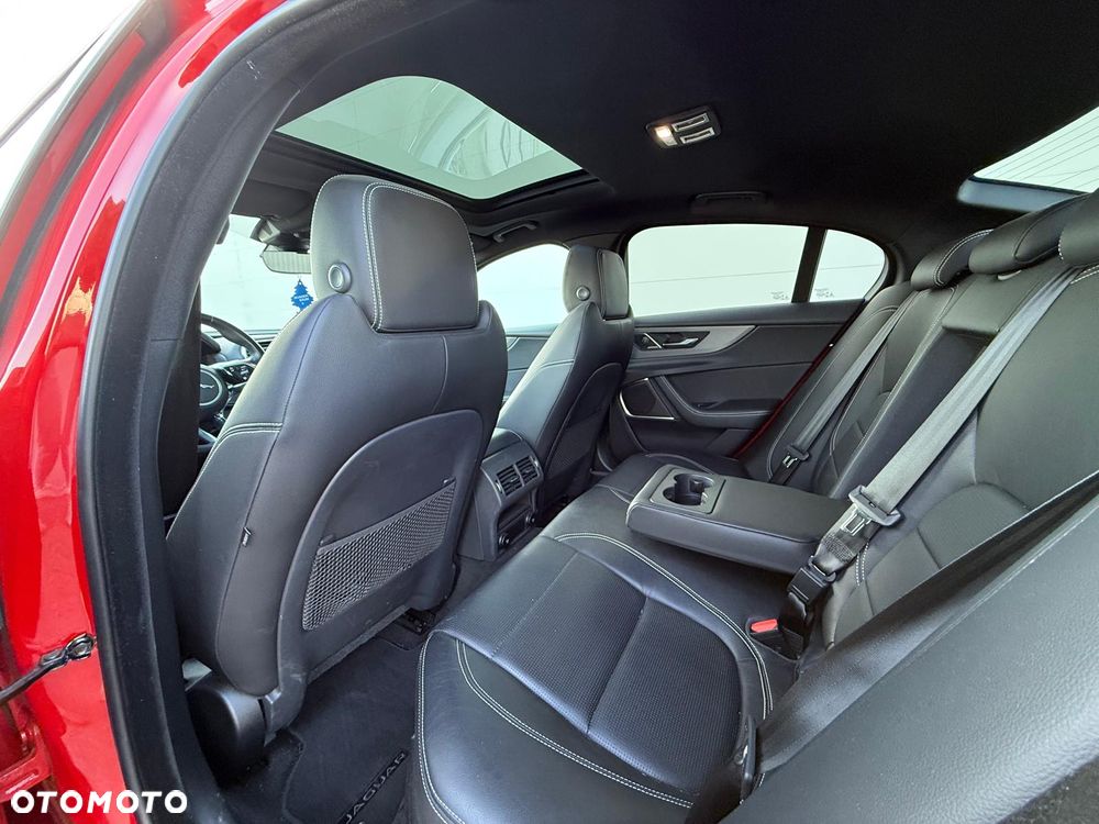 Jaguar XE 2.0 D180 R-Dynamic SE - 19