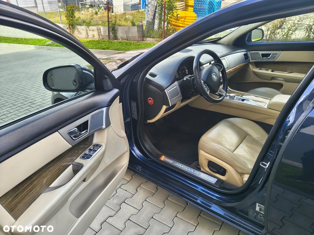 Jaguar XF 3.0 V6 D Luxury - 8