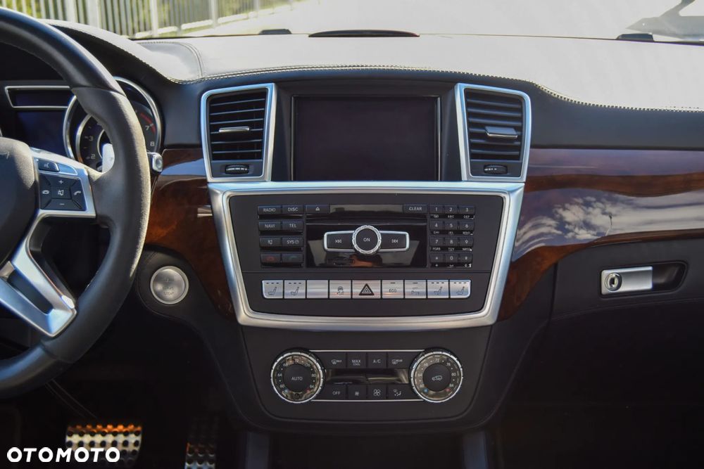 Mercedes-Benz ML 63 AMG 4Matic AMG SPEEDSHIFT 7G-TRONIC AMG Performance Package - 33