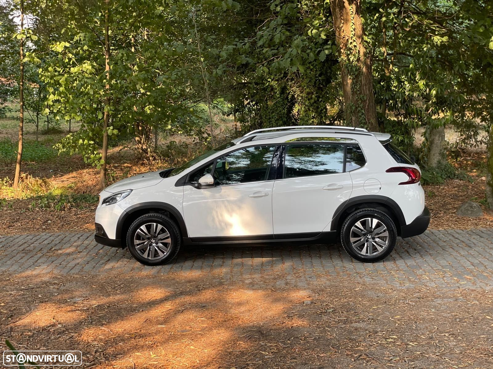 Peugeot 2008 1.2 PureTech Allure - 32
