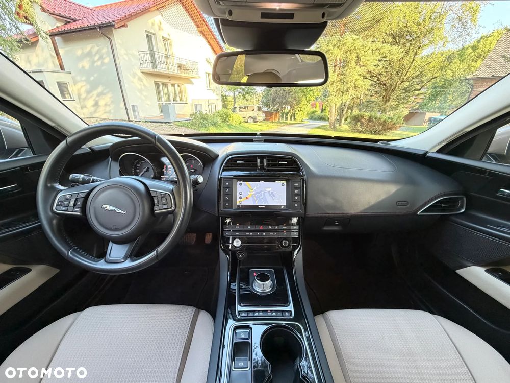 Jaguar XE D180 R-Dynamic S - 19