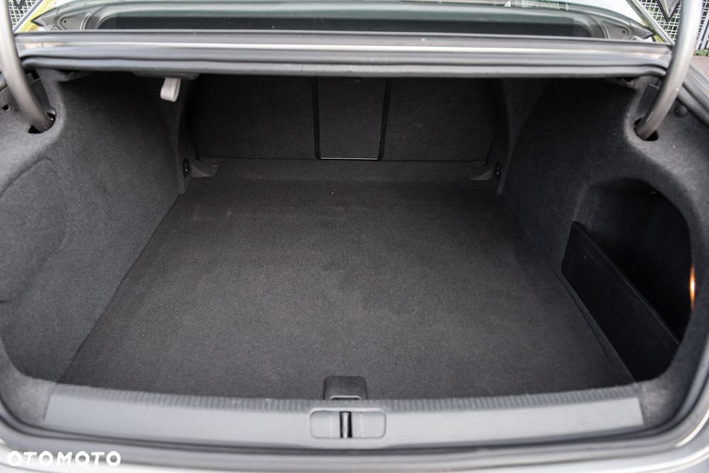 Volkswagen Passat 2.0 TDI DPF BlueMotion Technology Comfortline - 24