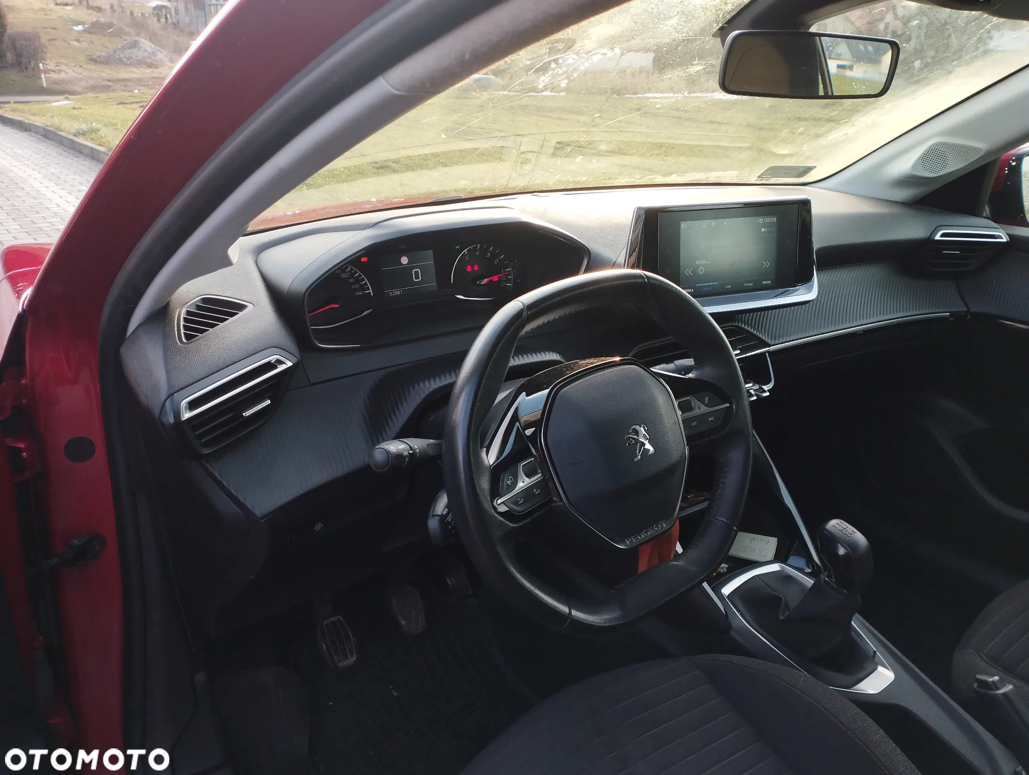 Peugeot 208 - 8