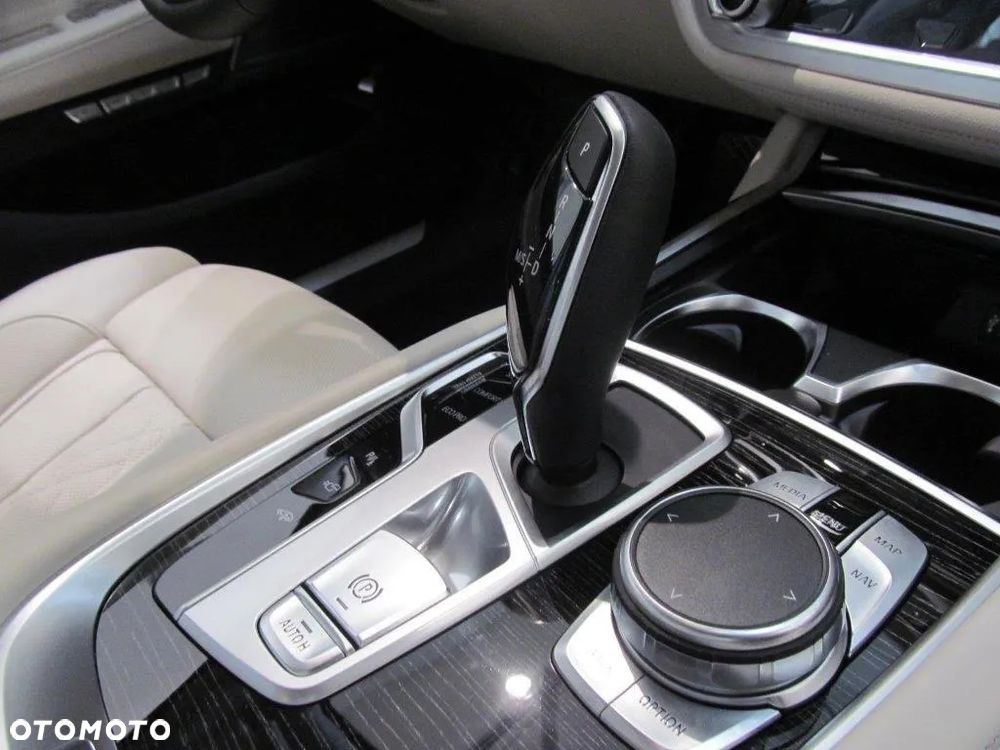 BMW Seria 7 740d xDrive - 14
