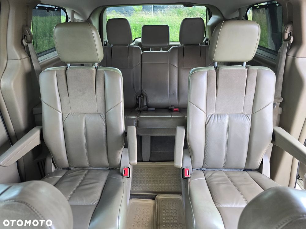 Chrysler Town & Country 3.6 Limited - 16