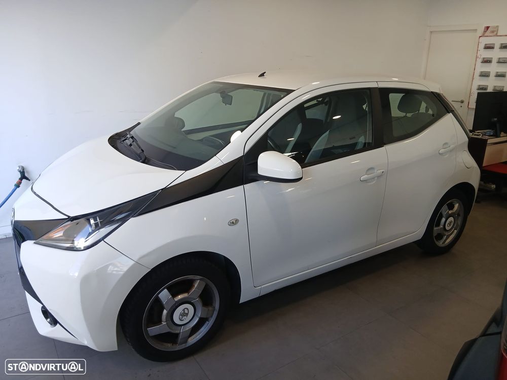 Toyota Aygo 1.0 X-Play Plus+X-Touch - 1