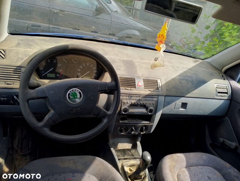 Skoda Fabia 6Y2 (99-04r.) 1.4 B 59KM. Silnik AZE pasuje do AZF Skrzynia  EMH pasuje do FCM, FNK, GCG, FJQ,FCN lakier FSK 6D 4590.Cały na części.GWARANCJA !!!  Przód Tył Zestaw Komplet Drzwi Klapa Zderzak Błotnik Maska Grill Atrapa Szyba Pas Lampa Lusterko Boczki Fotel Kanapa Kokpit Deska Rozdzielcza Przełącznik Włącznik Sterownik Przewody Wiązka Instalacja Moduł Komputer Czujnik Listwa Pompa Alternator Wtryski Głowica Rozrusznik Kompresor Sprzęgło Dwumas Silnik Skrzynia ABS Klimatyzacji Paliwa Wspomagania Kolektor Turbina Przepustnica Zawór Chłodnica Koło Hak Belka Sanki Zawieszenie Mcpherson Półoś Amortyzator Wydech Tłumik Zacisk Most - 7