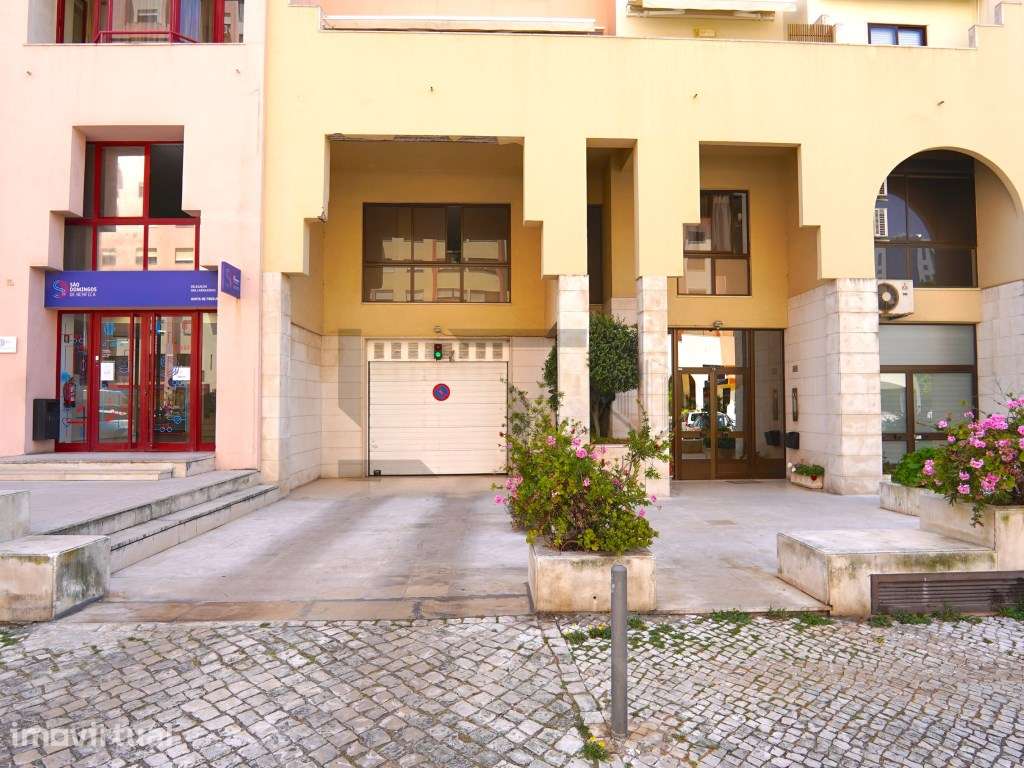 Apartamento T2 com Garagem e Arrecadação para Venda em Benfica, Lisboa - Grande imagem: 3/27