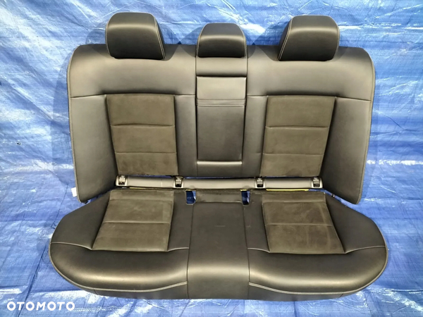 OPARCIE KANAPY PODŁOKIETNIK UCHWYT NA KUBKI NAPOJE LISTWA ISOFIX ALCANTARA SKÓRA ZAGŁÓWEK ZAGŁÓWKI TYŁ MERCEDES W212 AMG SEDAN