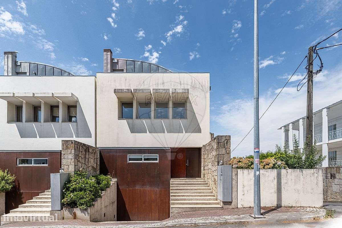 Moradia de Gaveto T4 Transformada em T3 com Piscina | Fraião, Braga - Grande imagem: 2/41