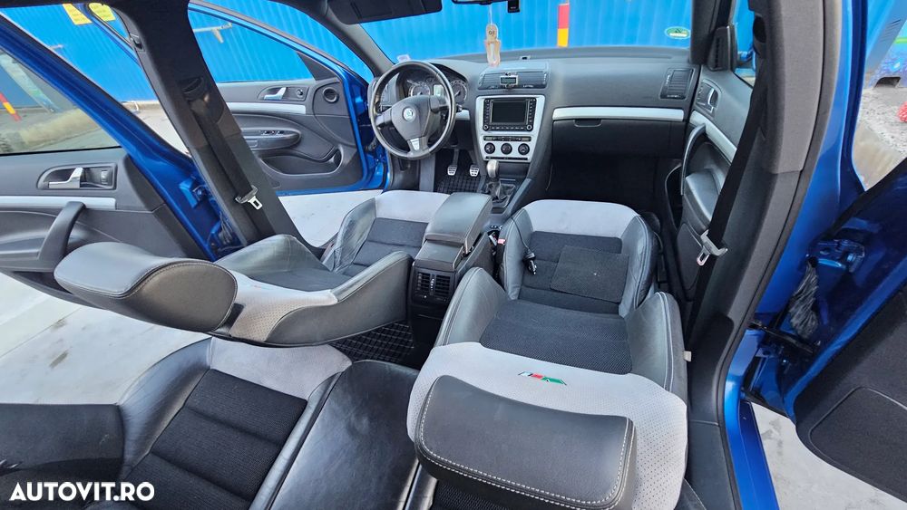 Skoda Octavia Combi 2.0 TDI RS - 25