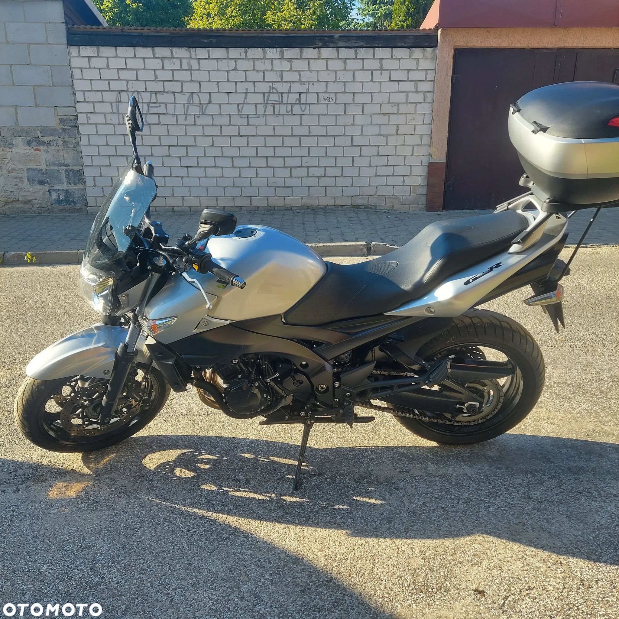 Suzuki GSR - 1