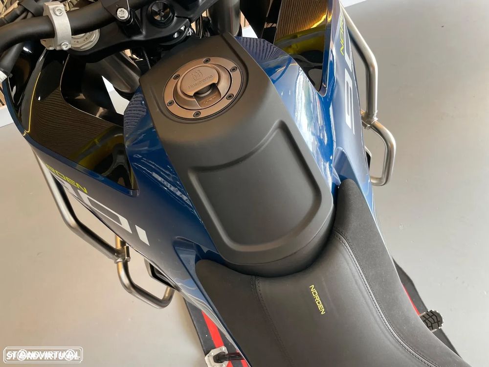 Husqvarna Norden 901 Expedition - 24