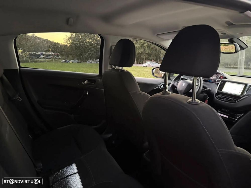 Peugeot 208 - 5