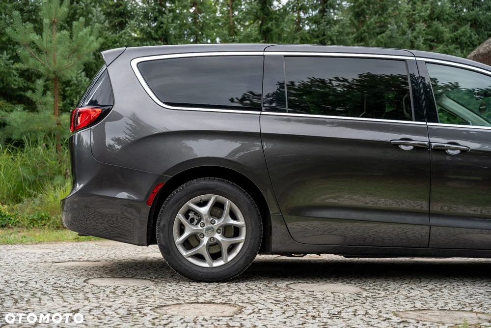 Chrysler Pacifica - 16