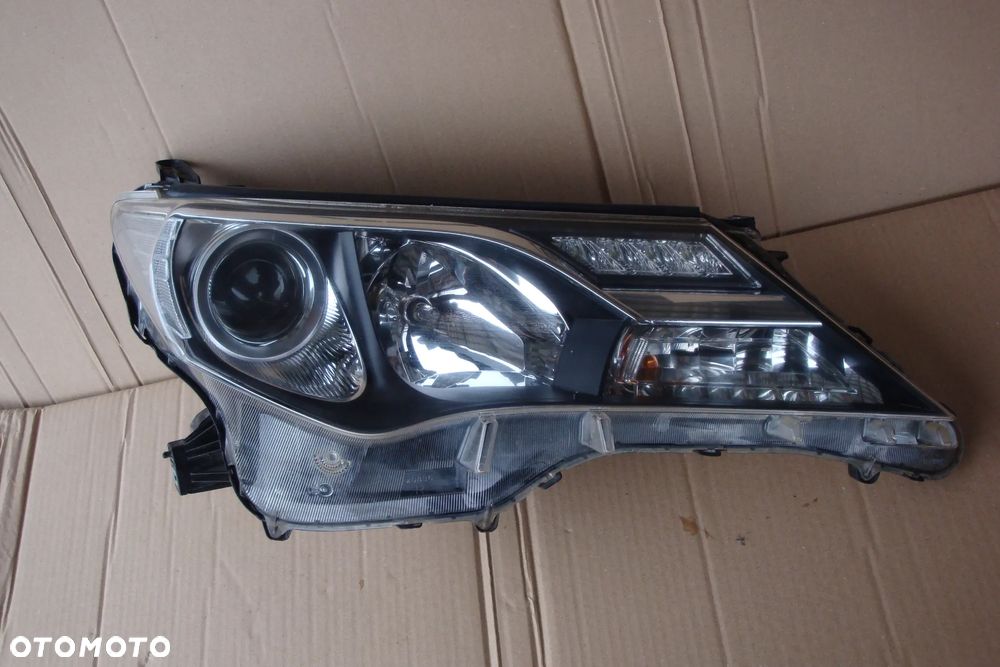 TOYOTA VRAV4 IV lampa prawa przednia xenon eu stan bdb - 1
