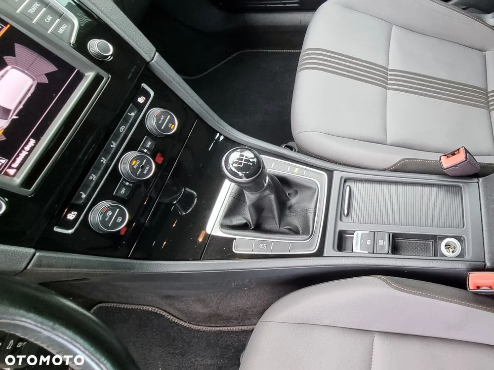 Volkswagen Golf - 33