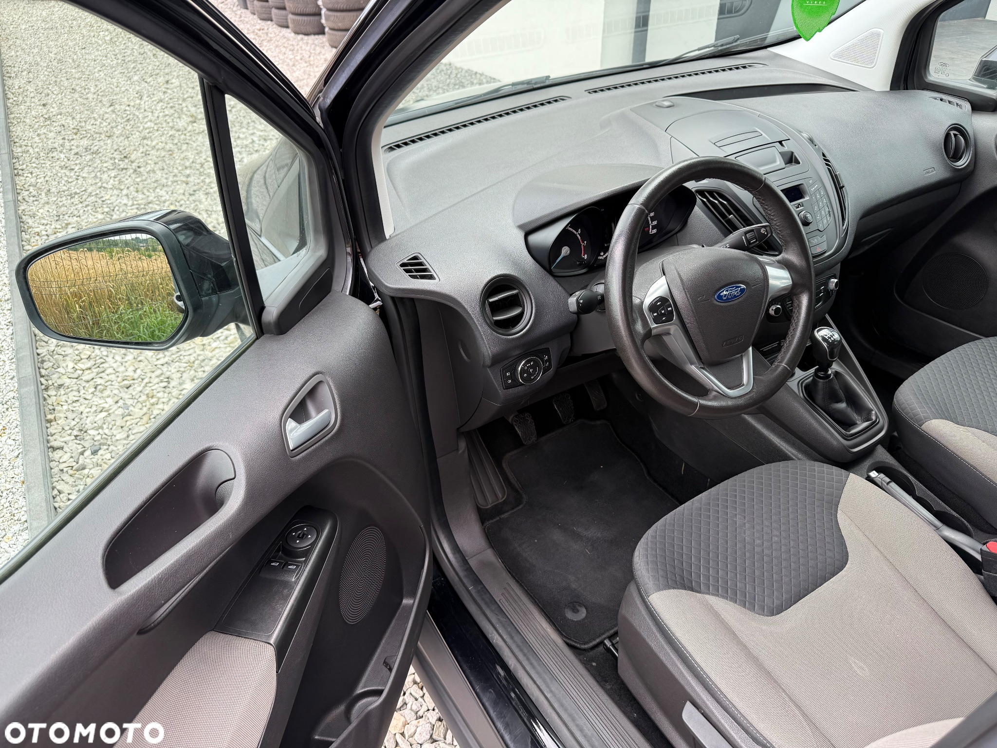 Ford Transit Courier - 11