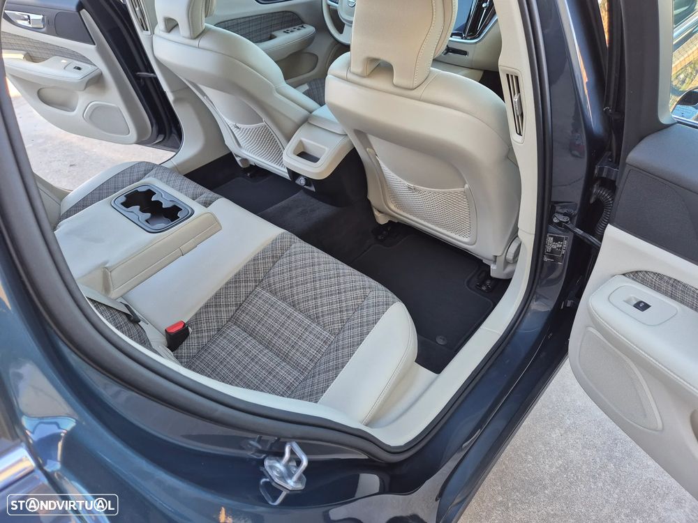 Volvo V60 2.0 D3 Momentum Plus - 43