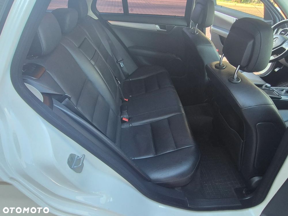 Mercedes-Benz Klasa C 350 CDI DPF (BlueEFFICIENCY) 7G-TRONIC Avantgarde - 33