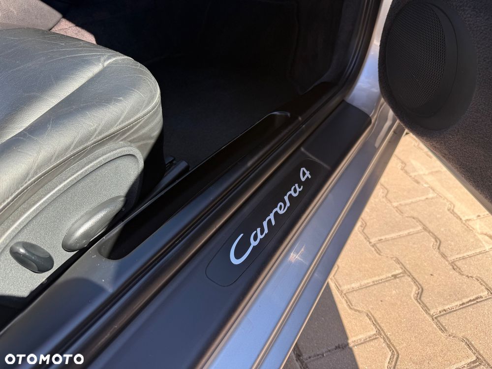 Porsche 911 Carrera 4 - 15