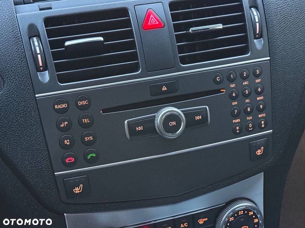 Mercedes-Benz Klasa C 180 CGI Automatik BlueEFFICIENCY Avantgarde - 24