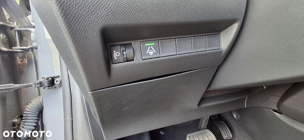 Peugeot 208 PureTech 100 EAT8 Allure - 17