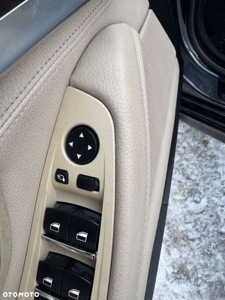 BMW Seria 5 528i xDrive - 16