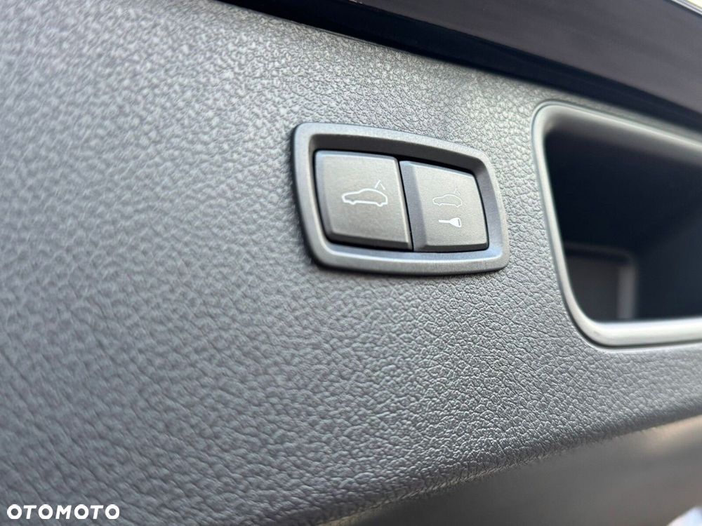 Porsche Macan Turbo - 35