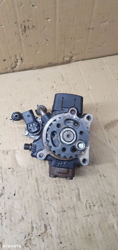 Pompa wtryskowa paliwa VW Passat B7 1.6 TDI 03L130755H - 2