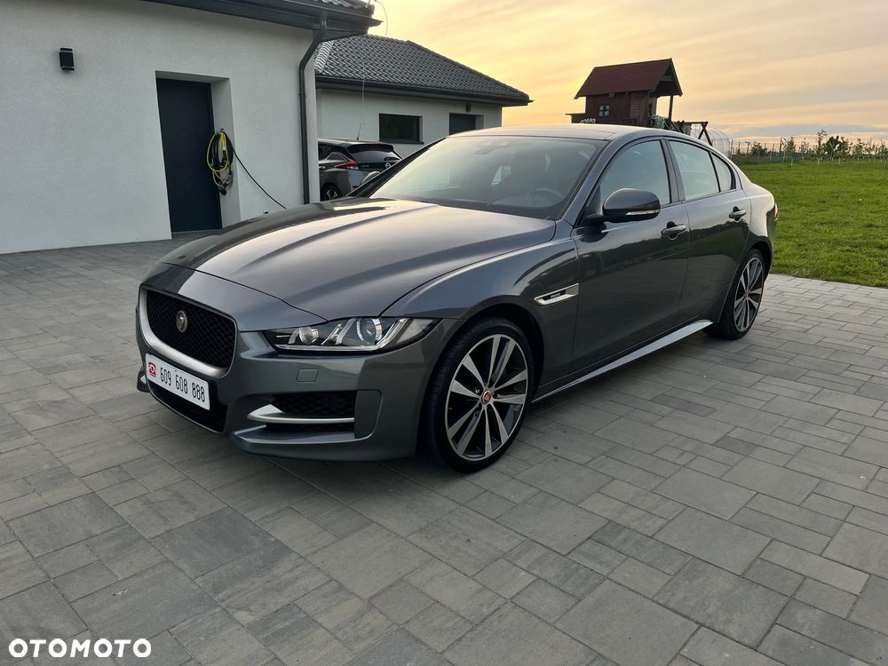 Jaguar XE 2.0 D AWD R-Sport - 2