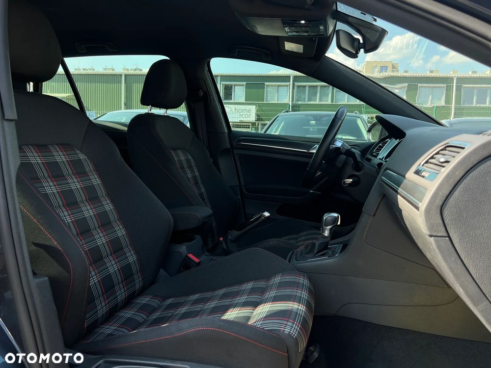 Volkswagen Golf - 21
