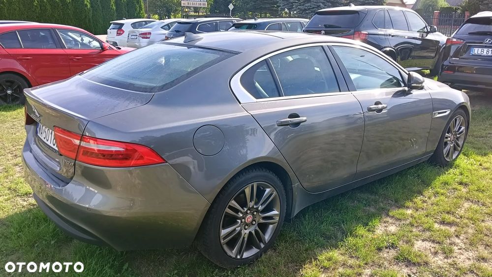 Jaguar XE 2.0 D Portfolio - 4