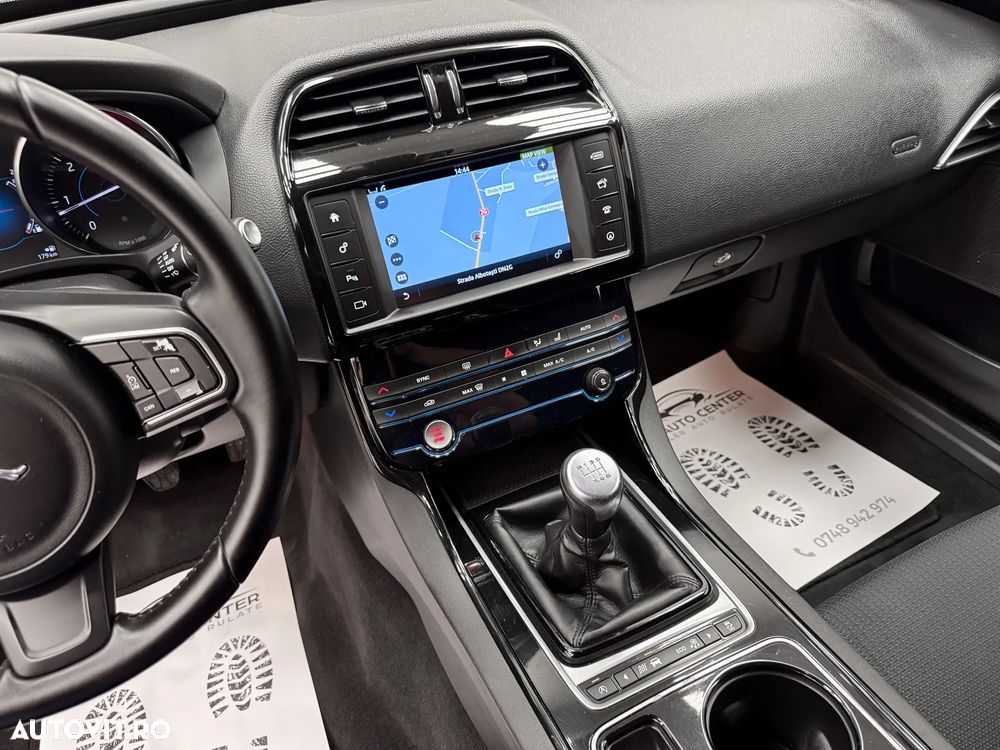 Jaguar XE 2.0 Pure - 28