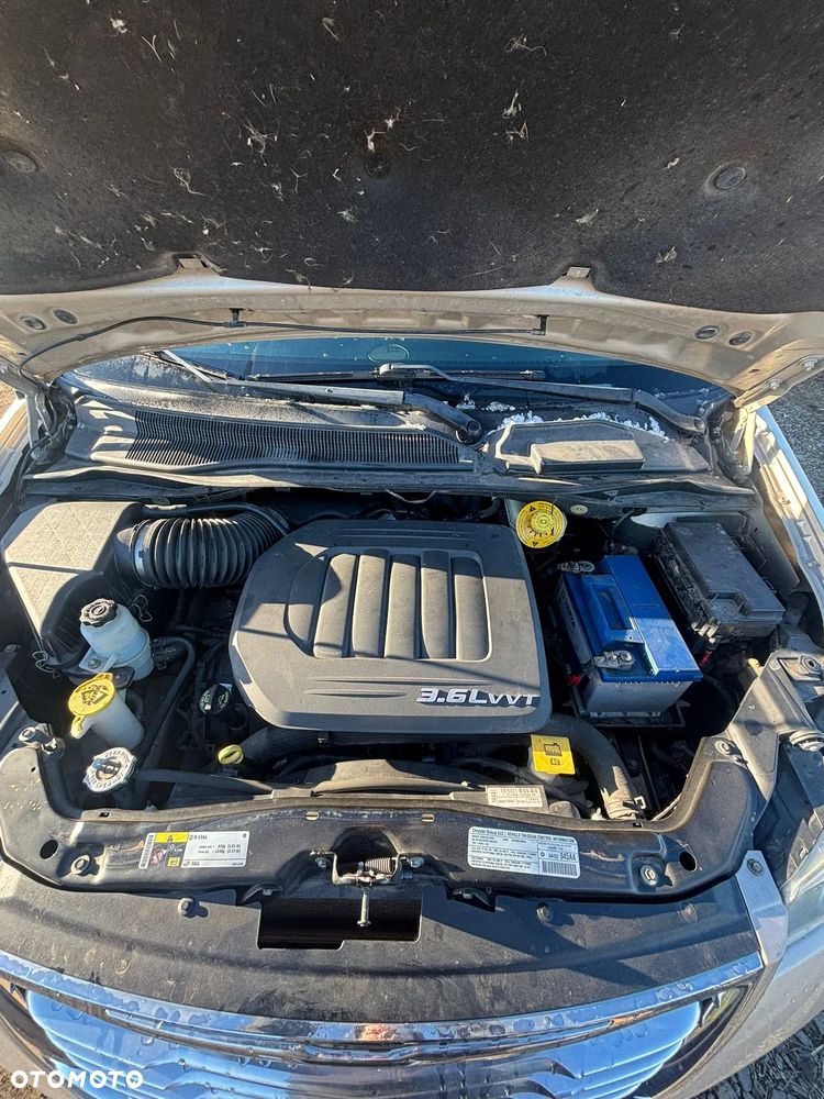 Chrysler Town & Country - 12