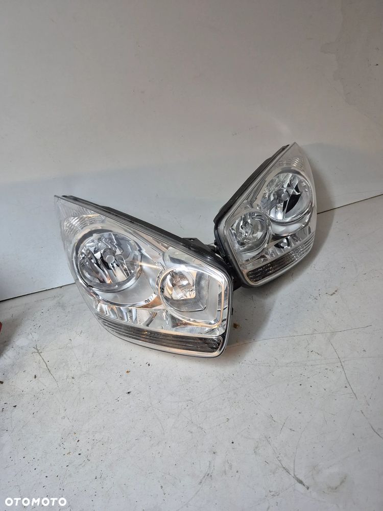 Kia Venga lampa przednia 92102-1P000 - 1