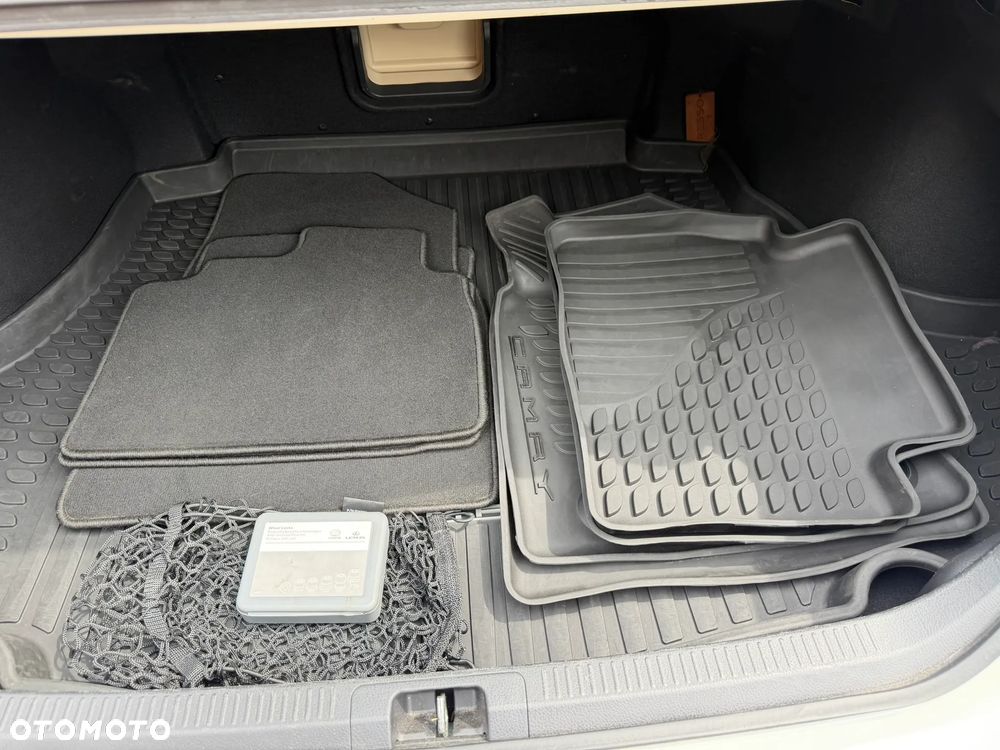 Toyota Camry 2.5 Hybrid Executive CVT - 32