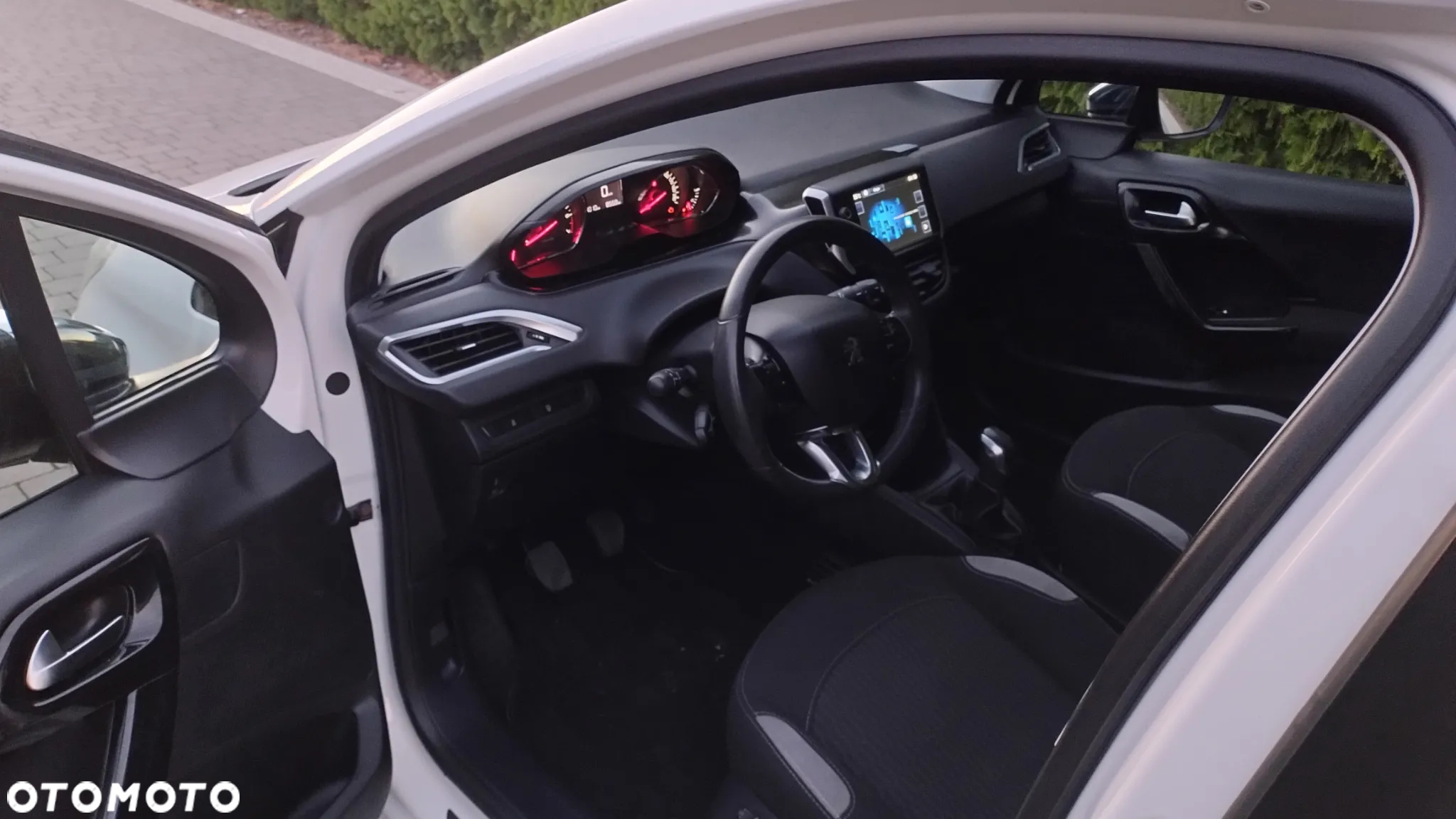 Peugeot 208 - 15