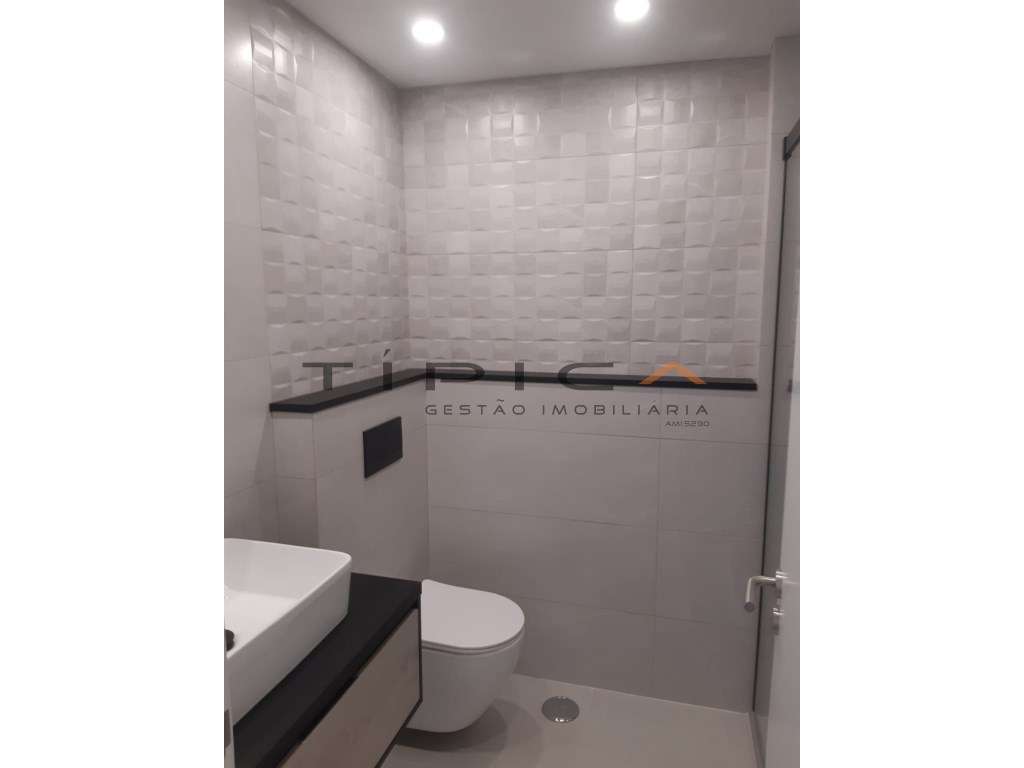 Amadora-Venteira T2+1 totalmente remodelado, atualmente ainda em fa... - Grande imagem: 5/14