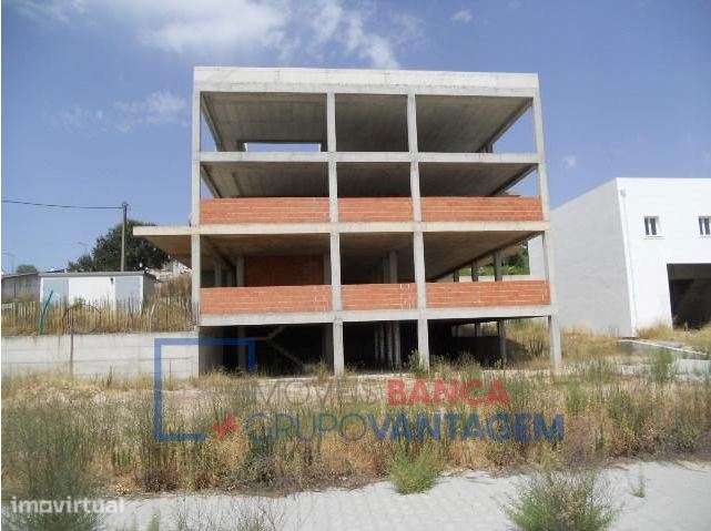 Lote de terreno com construção iniciada, para edifício de habitação... - Grande imagem: 2/9