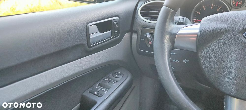 Ford Focus 1.6 16V Titanium - 8