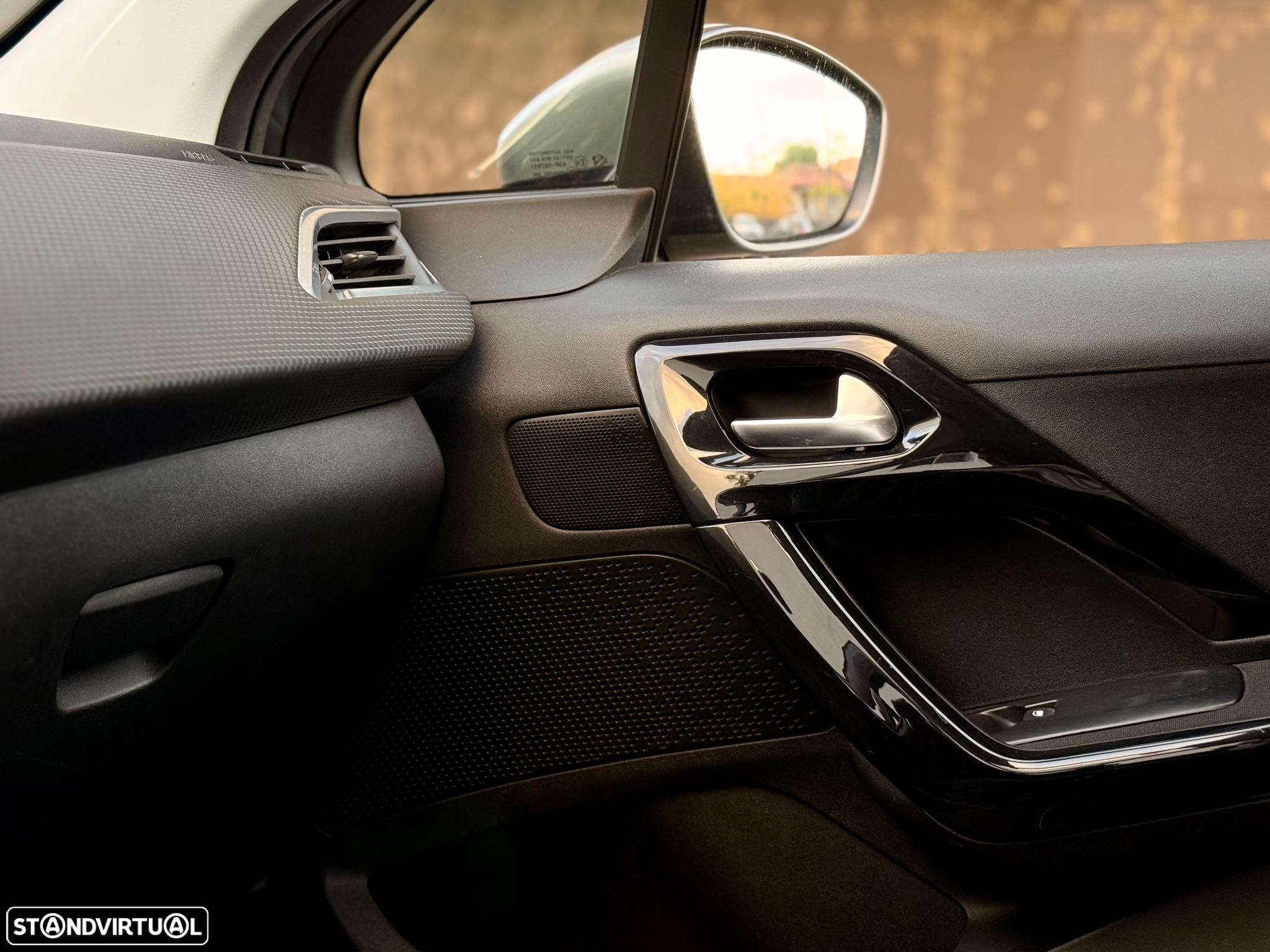 Peugeot 208 1.2 VTi SE Style - 28