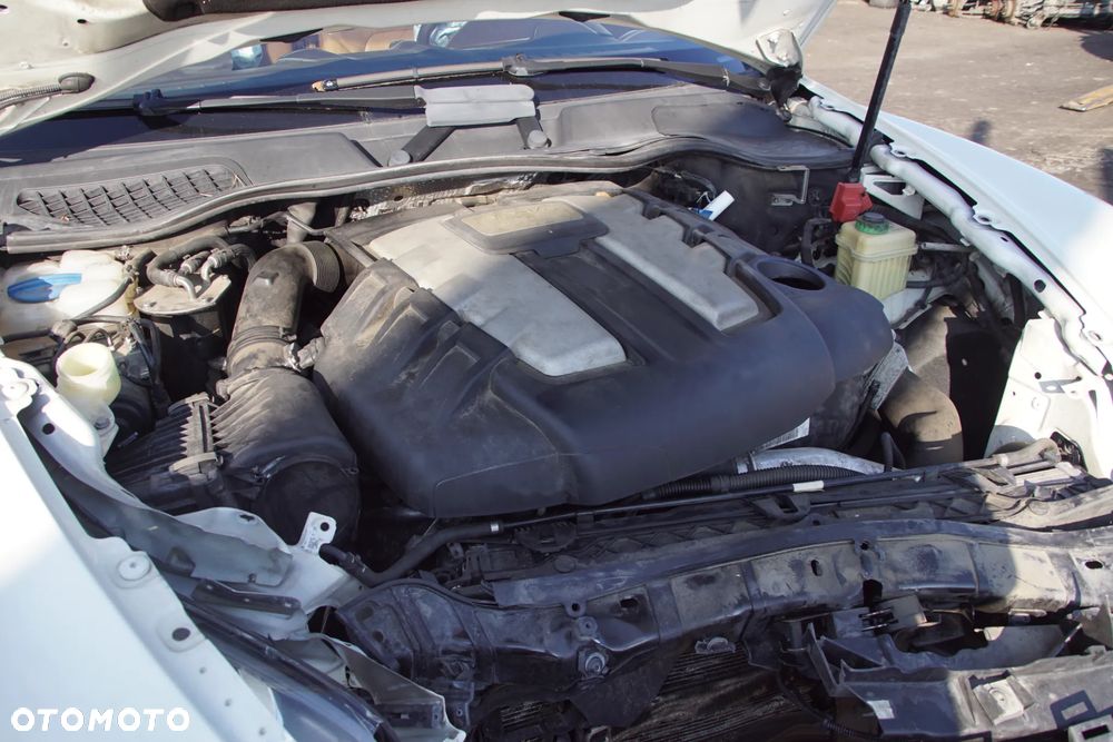 Auto na części - Porsche Cayenne II 3.0 D 239 KM CASA A5904 LR9A 2011R Silnik Skrzynia Drzwi Klapa Błotnik Lampa Lusterko Szyba Klamka Deska Kokpit Sterownik Moduł Czujnik Licznik Kierownica Wyświetlacz Panel - 18