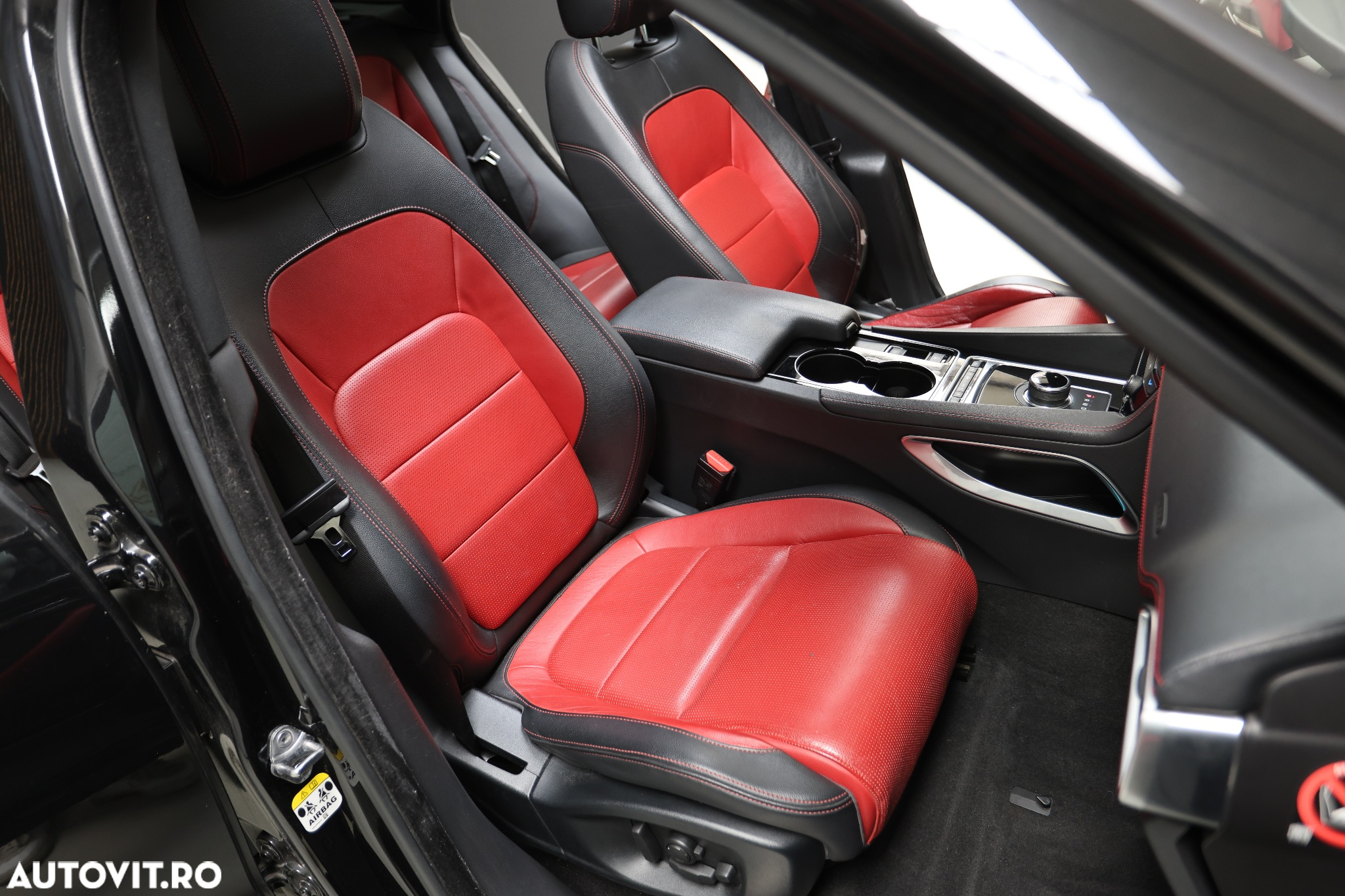 Jaguar F-Pace D165 AWD R-Dynamic S - 27