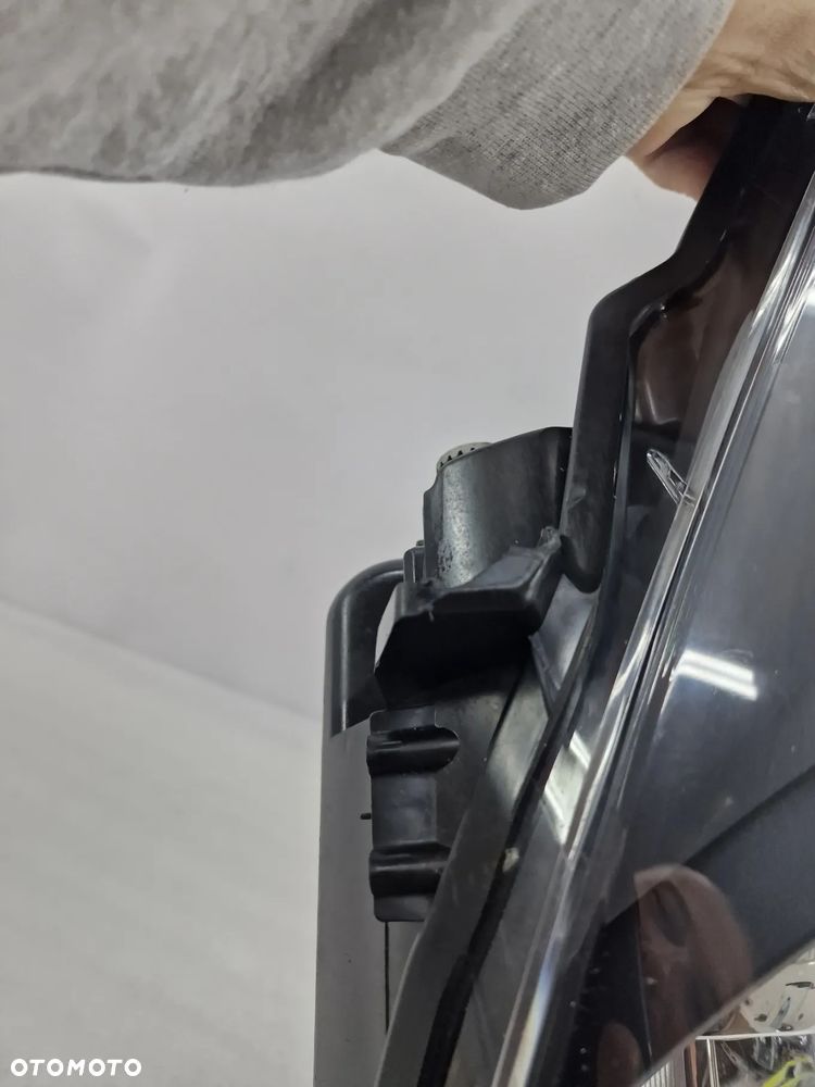 TOYOTA YARIS III 3 LIFT 14- PRAWA LAMPA PRZEDNIA PRZÓD SOCZEWKA , NR KOITO 0D-160 , NR AUKCJI LA276 - 13